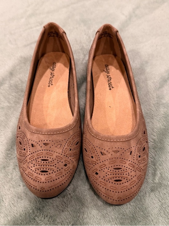 easy street Shoes - Easy Street Women's Kipper Comfort Flats Laser Cut Tan Taupe Size 7.5